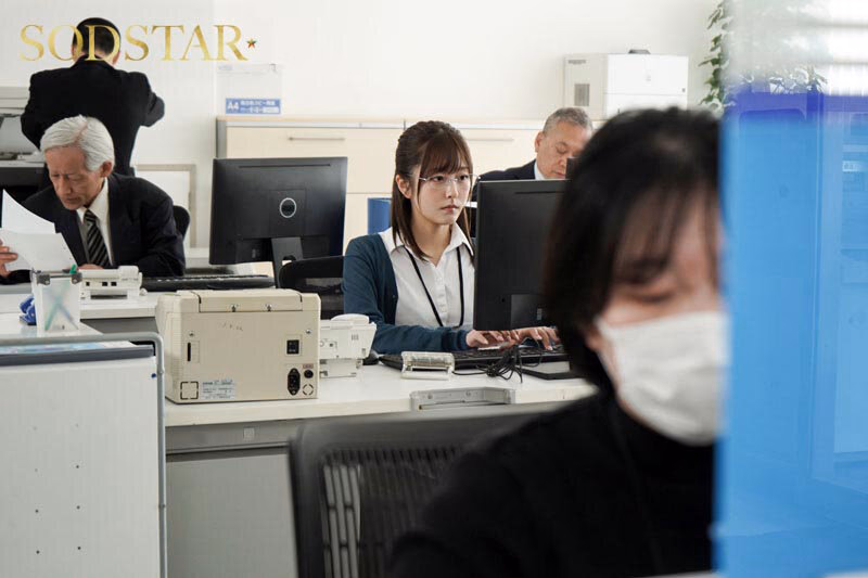 市役所の窓口勤務の青空さんは悪質なカスハラ親父の肉便器です。平凡で真面目な同僚が性処理ペットに成り下がる姿に思わずクズ勃起 青空ひかり プレビュー画像 3