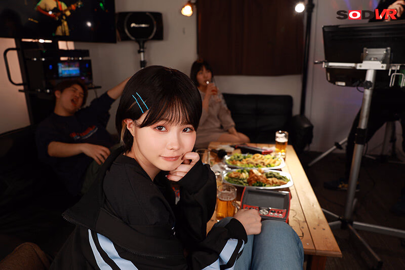 【VR】ビジュ最高女子のいちかちゃん カラオケで酔って寝てるサークルのみんなにバレないようにドちゃくそセックスした… ＃ボーイッシュ ＃カラオケSEX 松本いちか プレビュー画像 4