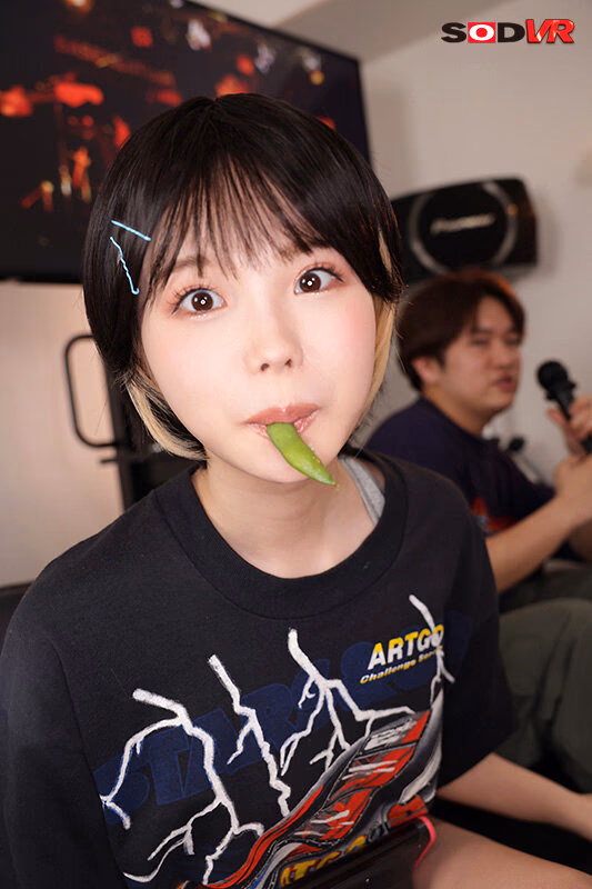 【VR】ビジュ最高女子のいちかちゃん カラオケで酔って寝てるサークルのみんなにバレないようにドちゃくそセックスした… ＃ボーイッシュ ＃カラオケSEX 松本いちか プレビュー画像 3