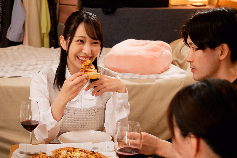 バレないように彼女の親友とこっそりヤル！ 弥生みづき プレビュー画像 1