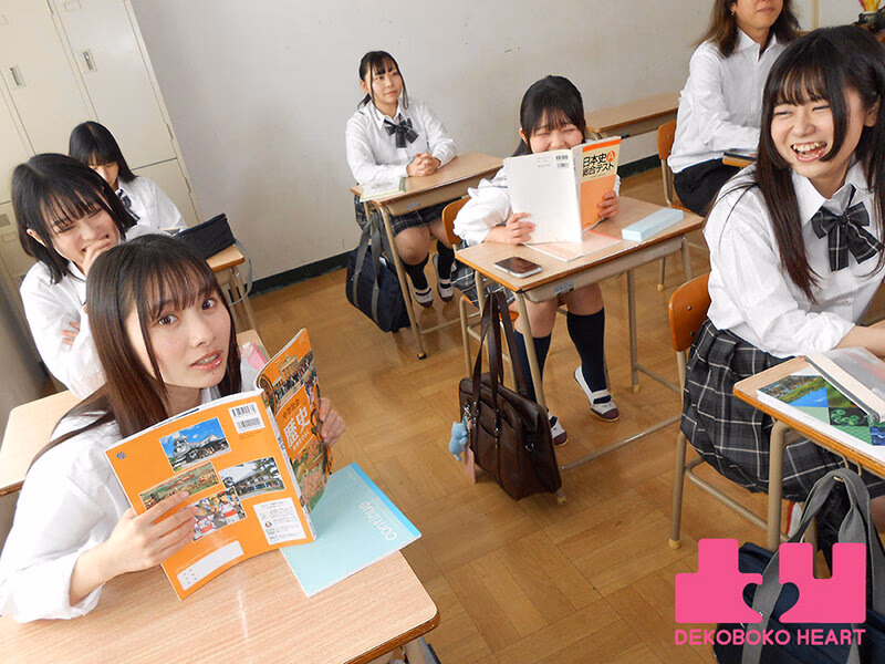 クラスで一番美人なマドンナのパンチラが撮れちゃった！？パンツ写真をオカズにマンズリしていたらバレちゃったけど相互オナニーで好きが溢れて校内レズに発展した 松井日奈子 泉りおん プレビュー画像 1