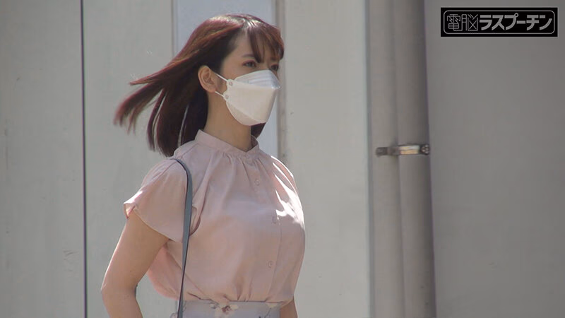 満員電車で前後を挟まれ羽交い絞め強●乳首開発される巨乳美女 小花のん プレビュー画像 1