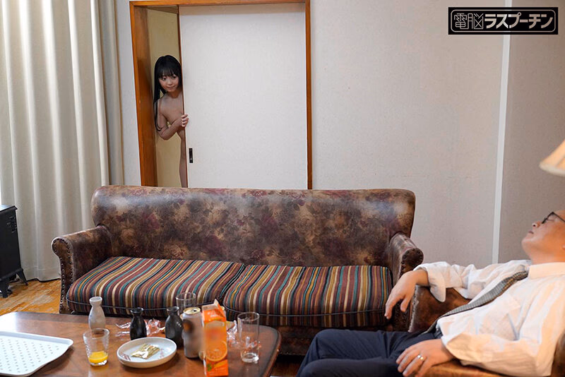 隣の部屋にパパがいるのに全裸でおじさん部下に迫りベロチュウ騎乗位で強●中出しさせるちびっこ痴女 かわいい顔しておじさん大好きな超積極的痴女子○生 泉りおん プレビュー画像 5