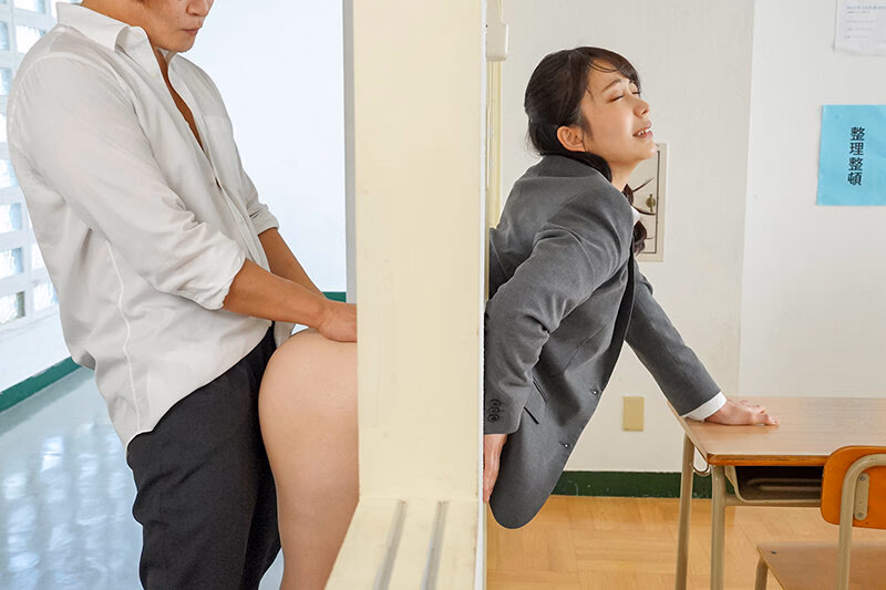 【4K撮影】「下半身がスッケスケ過ぎて…」ネット通販の粗悪スカートで無自覚誘惑するプリッケツ先生のH94cm尻圧授業 弥生みづき プレビュー画像 2