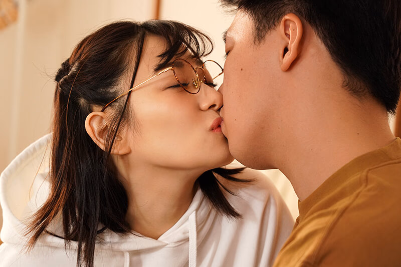 初めて出来た彼女を脱がしたら着衣からは想像できない隠れ美巨乳だった！いつもの地味メガネ姿からは想像できない可愛い素顔とHカップ爆乳に大興奮した僕は性欲果てるまで何度も種付けしてしまった 小梅えな プレビュー画像 4