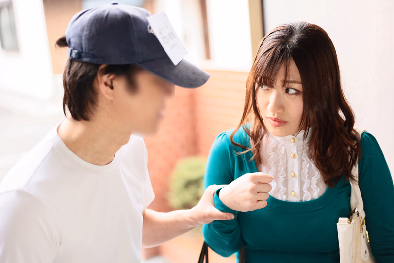 万引き主婦 通報しない代わりに生中出しのお仕置きをしたら翌日もお仕置き志願にやってきたドMすぎる公務員の妻 小梅えな プレビュー画像 1