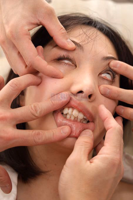 顔面パンスト！変顔羞恥調教 弥生みづき プレビュー画像 1