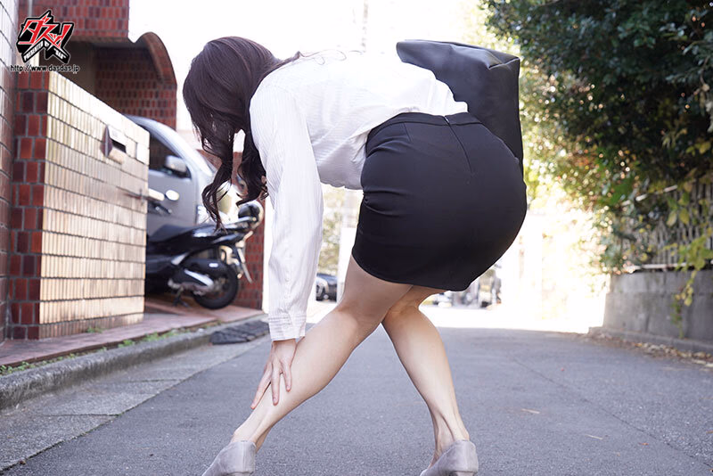 派遣マッサージ師にきわどい秘部を触られすぎて、快楽に耐え切れず寝取られました。 弥生みづき プレビュー画像 1