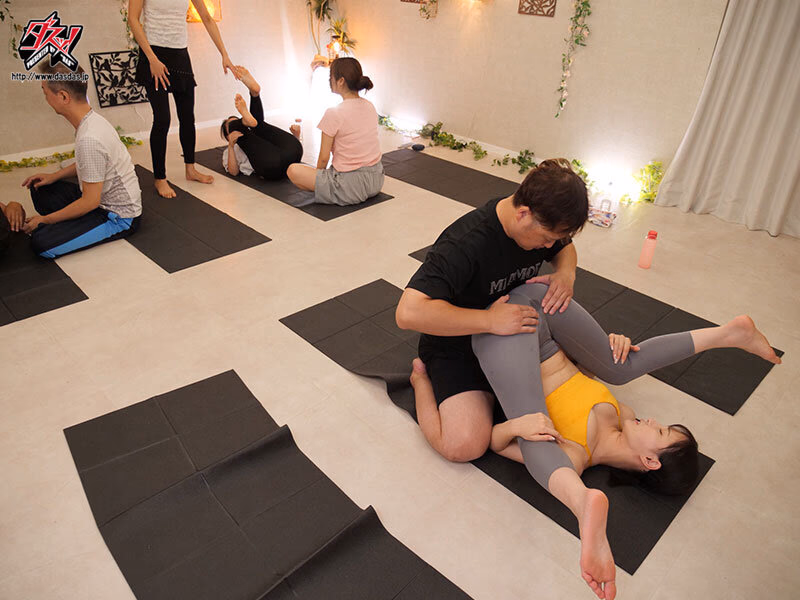 媚薬を盛られ発汗発情！自然と下品ガニ股ジョバジョバお漏らし！ガクガク痙攣敏感ホットヨガ教室 美谷朱音 プレビュー画像 6