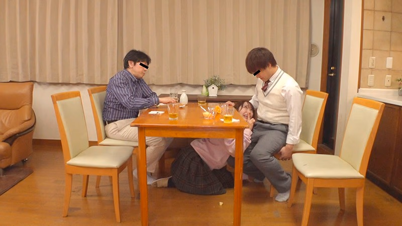 美少女系AV女優の久留木玲と弥生みづきが童貞を家族のすぐ側でバレずに射精させればさせるほど賞金GET！の過激ミッションに挑戦！ プレビュー画像 4