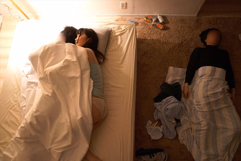 雑魚寝してたらボクの布団に友達の彼女が潜り込できて… 4 寝ぼけキスには彼氏のフリして応じておいて 目覚めて拒否るカノジョに「こんなに勃起させたのキミだから」とイキ声ガマンさせ何度も奥突き！ プレビュー画像 1