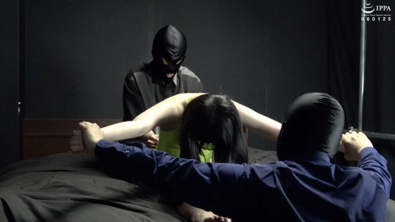 「水泳部の時間」泳ぐ前のストレッチ中にいたずらくすぐりチャレンジ！ 泉りおん プレビュー画像 7