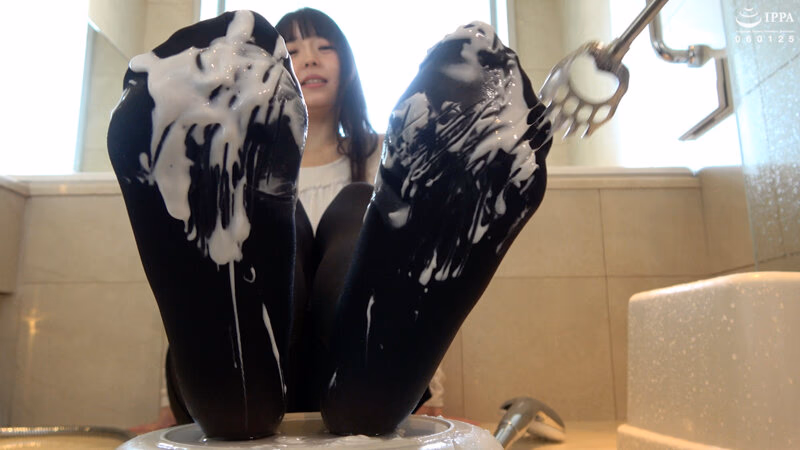 オススメ！OL黒パンストセクシー美女のずぶ濡れ足裏くすぐり 泉りおん プレビュー画像 10