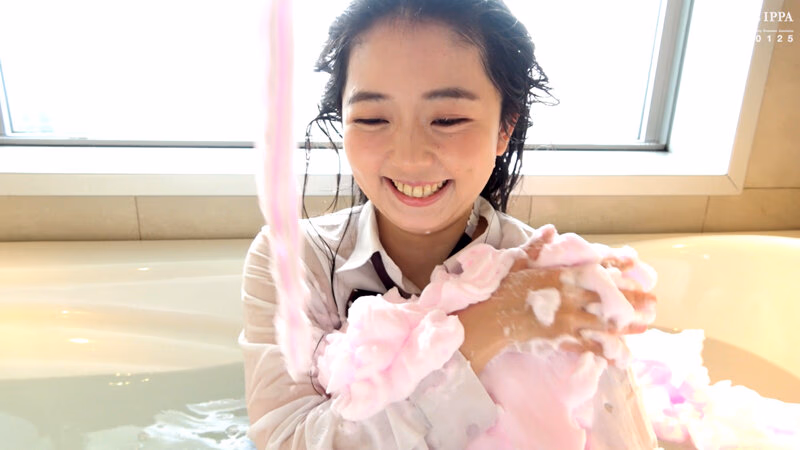 制服美女の泡スプレーでウェット＆メッシー★ 泉りおん プレビュー画像 2