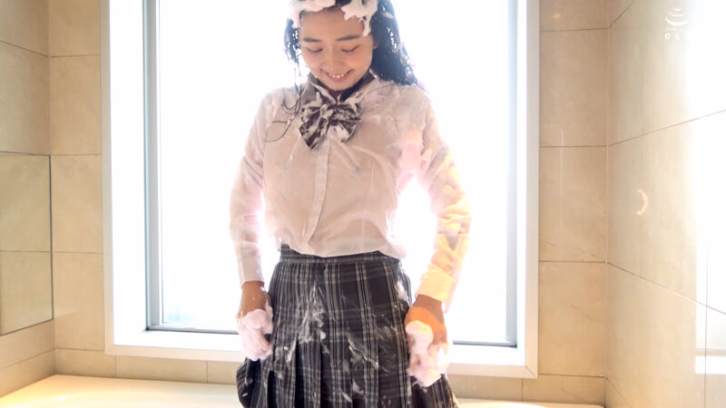 制服美女の泡スプレーでウェット＆メッシー★ 泉りおん プレビュー画像 8