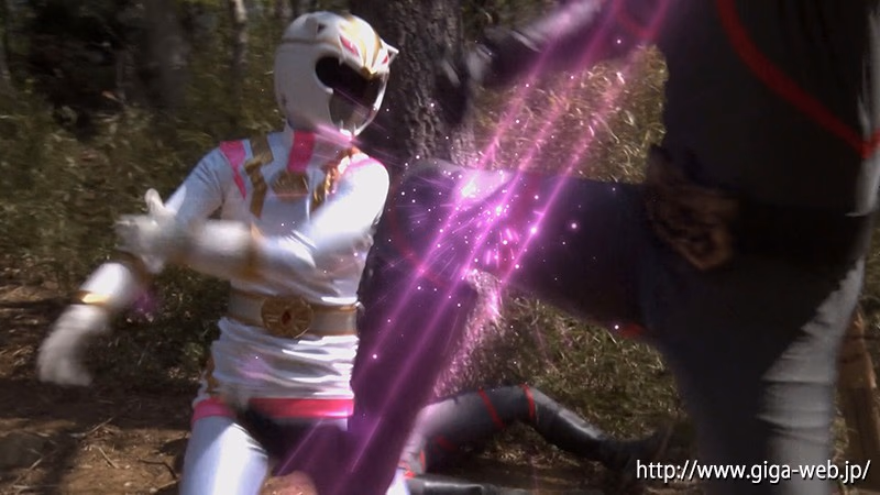 ヒロインハンティング 強獣戦隊ワイルドレンジャー 狩猟ゲームの獲物にされたワイルドホワイト 泉りおん プレビュー画像 1