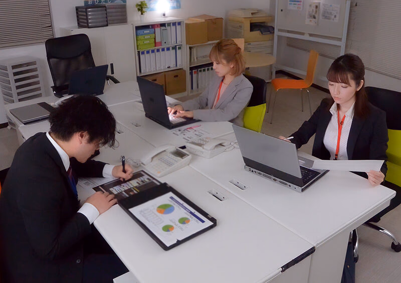 『もう死んでも構わない！最高！』サンドイッチアナル舐め3Pで昇天！女上司2人の本気レズを見てしまったらボクも巻き込まれてしまい… プレビュー画像 2