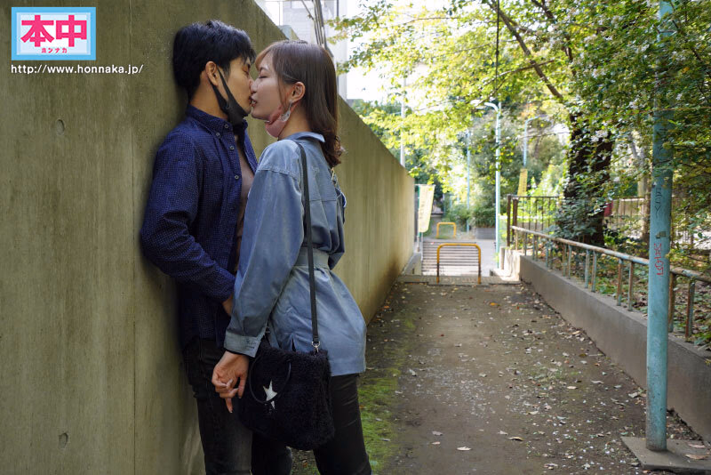 ちんちんおっきしたらホテル行きだよ 彼女が在宅中、昔の好きだった先輩に誘われて密着囁き野外デートで勃起したら即ラブホゲームに負けて何度も何度も中出ししてしまった。 美谷朱里 プレビュー画像 1