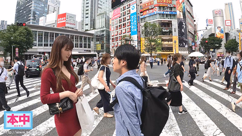 ほら…みんなに情けない声聞かせてごらん？ 綺麗なお姉さんに狭い密室に連れて行かれて、わざと外に声が漏れるのを楽しみ挑発中出しさせられる誘惑淫語痴女デート 美谷朱里 プレビュー画像 1