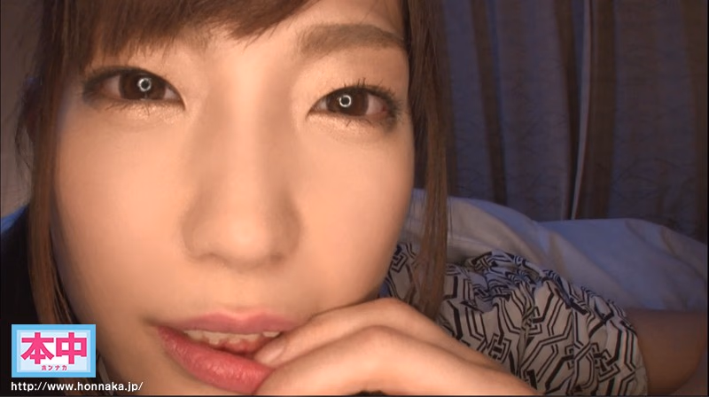 至近距離に彼女がいるのに耳元でコソコソ口説いてくるささやき誘惑中出し 美谷朱里 プレビュー画像 6