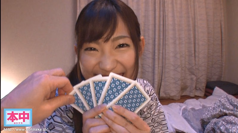 至近距離に彼女がいるのに耳元でコソコソ口説いてくるささやき誘惑中出し 美谷朱里 プレビュー画像 5