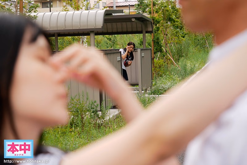 至近距離に彼女がいるのに耳元でコソコソ口説いてくるささやき誘惑中出し 神宮寺ナオ プレビュー画像 1