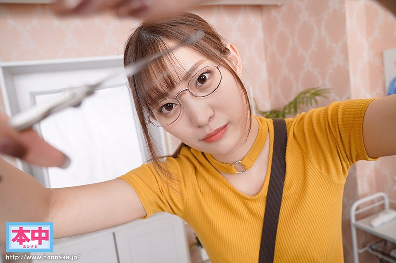 【VR】たった1000円でありえないサービスが！！ ヌいてくれると噂の1000円カットのお姉さんに中出しを誘惑された話。 美谷朱里 プレビュー画像 2