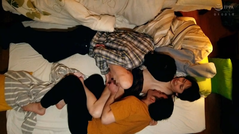 川の字で寝ていた彼女が僕の真横で親友に夜●いされて完堕ちしている 弥生みづき プレビュー画像 11