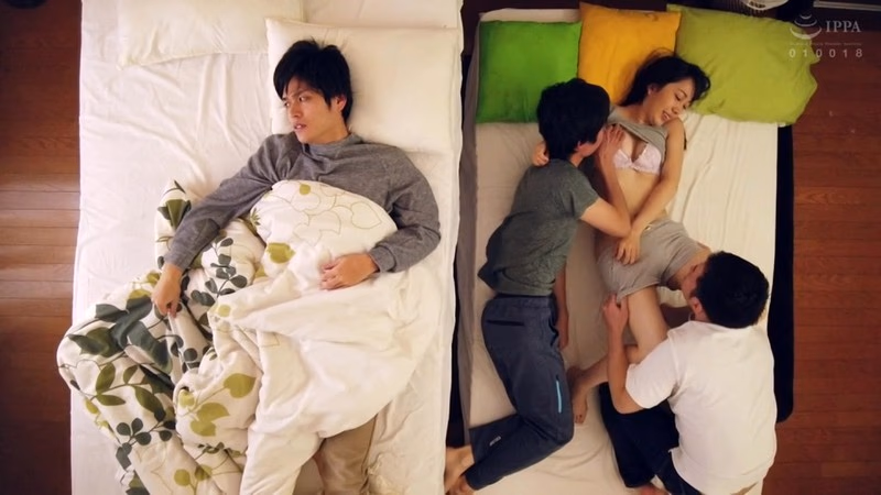 川の字で寝ていた彼女が僕の真横で親友に夜●いされて完堕ちしている 弥生みづき プレビュー画像 14