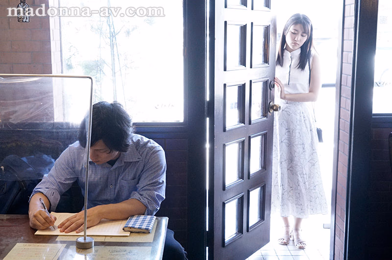 汗ばむ乳房、淫靡な視線、喫茶店で働く人妻ウェイトレスは閉店後、主人の命で常連に抱かれて―。 神宮寺ナオ プレビュー画像 1