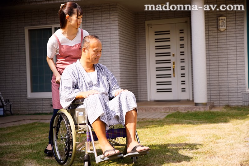 声も出せずクンニに悶える人妻介護 美谷朱里 プレビュー画像 1