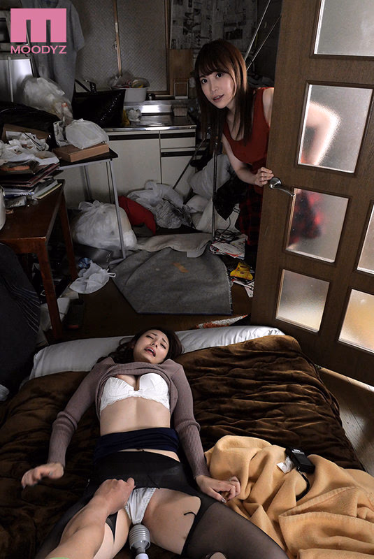 【VR】【隣人トラブルVR】隣に住む母娘がボクの部屋のゴミを片付けてほしいとクレームを入れてきたので、部屋に連れ込みゴミ部屋レ○プ！！ 娘の前で母を犯した後に、娘も●す！！ プレビュー画像 4