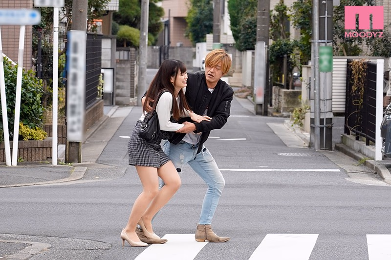 嫌いな男達のチ○ポに至近距離で犯●れて即堕ちした早漏すぎる彼女 美谷朱里 プレビュー画像 4