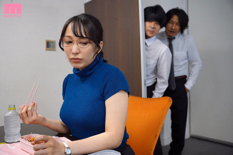 デカ尻女上司の不倫を知ってしまった部下を次々ベロキス封鎖 杭打ち騎乗位中出しで口止め！ 弥生みづき プレビュー画像 1