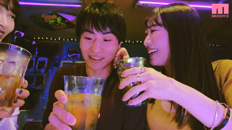 えっ！飲み屋でいきなり逆ナンしてきたくせに、焦らされまくって、寸止めされて、射精の瞬間もチ〇ポ放置され ザーメンお漏らしするルーインドオーガズム×ハシゴ酒で永遠に賢者タイムを与えられず何度も何度も精子を搾取される… 巨乳ハーレムビッチ編 弥生みづき 美園和花 プレビュー画像 1
