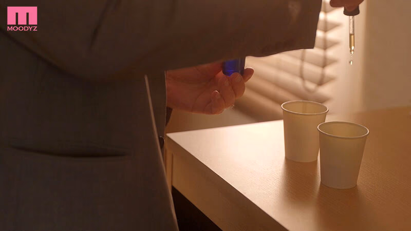 唾液と体臭が超～クサイ大嫌いなオヤジ上司のスメハラ被害にあった私が媚薬漬けでどこでも唾液ほしがるメスに改造された話 美園和花 プレビュー画像 7