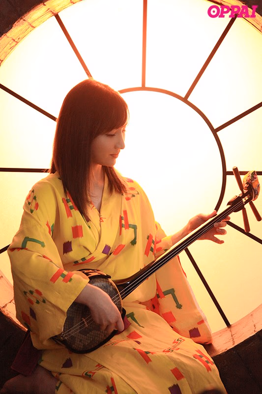 三線持って沖縄から上京してきたばかりの19歳！Hcup巨乳の島人AVデビューでイーヤーサーサー 楪カレン プレビュー画像 1