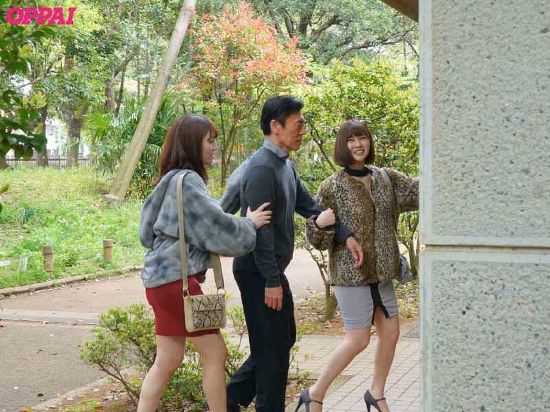 え、こんな場所で挟み撃ち！？声が出せない状況で強●射精・男潮吹きパパ活Wデート 小花のん 川北メイサ プレビュー画像 2