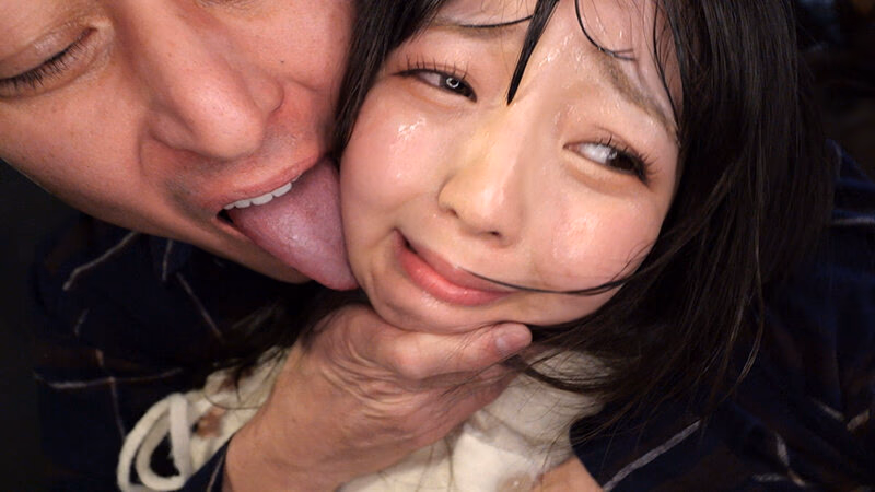 顔面白濁レ●プ 顔さえ触れることの出来なかったパパ活女子の秘密を知り、今では顔面に精子を塗りたくっています。 泉りおん プレビュー画像 3