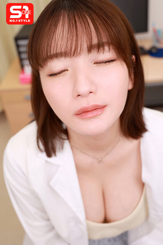 【VR】胸の膨らみがエロすぎる！母性で癒してくれる男子に大人気な保健室の先生に抜け駆けしてこっそり童貞を奪ってもらった僕 鷲尾めい プレビュー画像 3