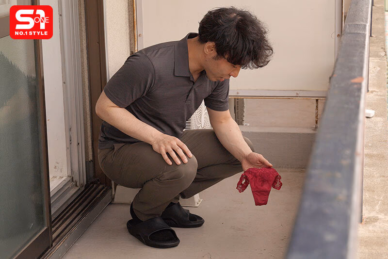 風で飛んできた下着を返しにいくたびに 谷間丸出しで微笑んでくる隣人のLカップお姉さん 鷲尾めい プレビュー画像 1