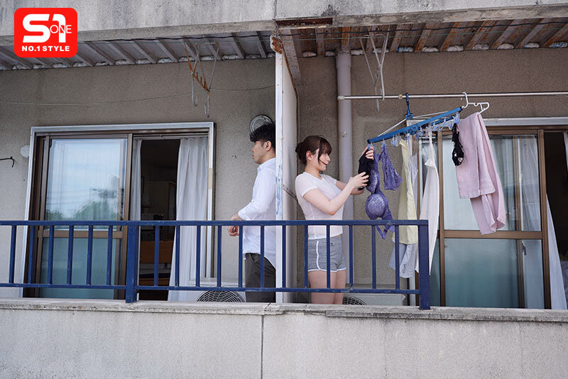 風で飛んできた下着を返しにいくたびに 谷間丸出しで微笑んでくる隣人のLカップお姉さん 鷲尾めい プレビュー画像 2