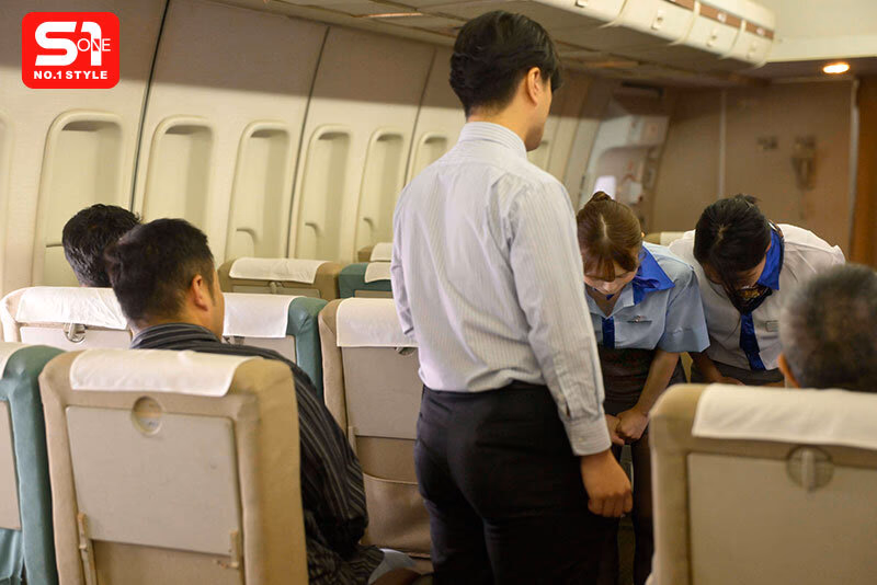 ファーストクラスの富裕層オヤジが上玉キャビンアテンダント発見！難癖つけてチ●ポの世話まで至れり尽くせりww miru プレビュー画像 2