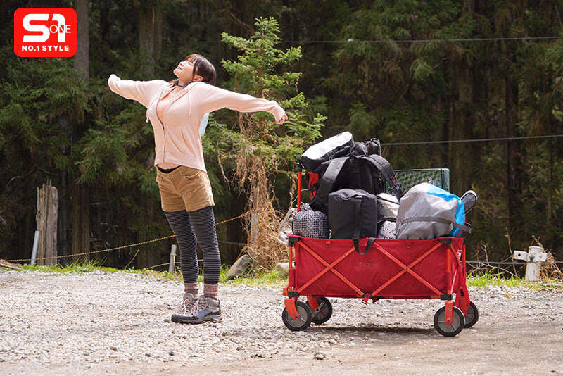 誰も助けに来ない山奥深くのキャンプ場でひと際目立つKカップソロキャンパーが襲われる！胸元ゆるゆるキャンプ 鷲尾めい プレビュー画像 1