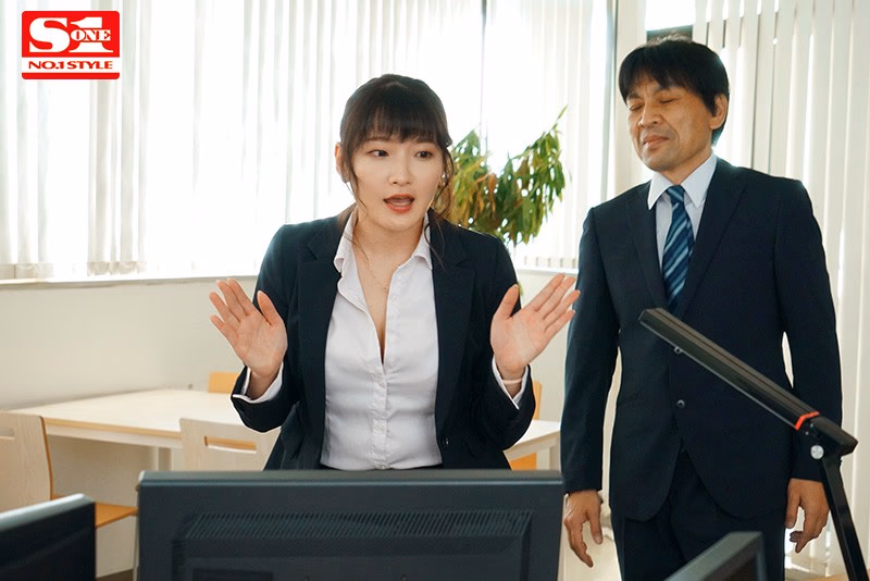 酔って目を覚ますと憧れのJカップ女上司とラブホで二人きり。そのまま朝まで全裸の二次会、三次会。 鷲尾めい プレビュー画像 1