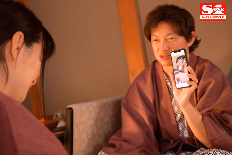 Jカップ美人上司がポツンと一軒宿で大嫌いなポンコツ部下と相部屋に… まさかの夜は立場逆転！絶倫チ●ポに一晩中「ひぃひぃ」イカされ続けるなんて… 鷲尾めい プレビュー画像 3