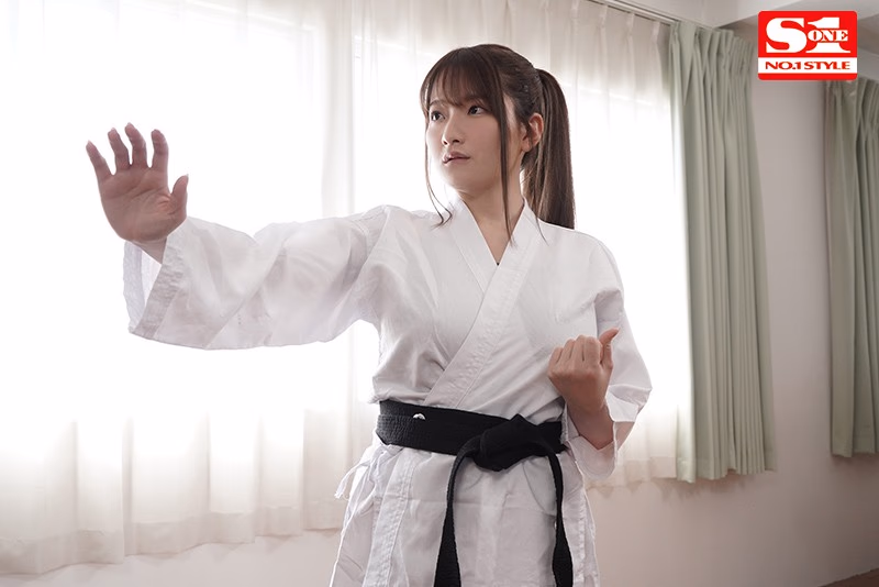 漫画のようなJcup神乳鷲尾めい×クリムゾンが夢のコラボ！ 一年間痴●され続けた女 プレビュー画像 1