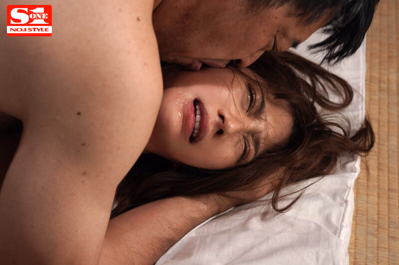 旦那の存在がチラつきながら義父に汗だくで舐め犯●れて… 七ツ森りり プレビュー画像 3