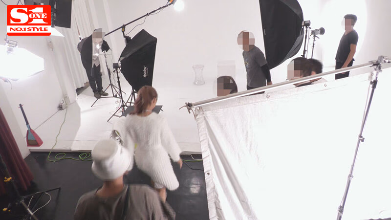 「えっ！ここでヤルの？」三上悠亜に一ヶ月密着して隙あらばいきなり即ズボッ！ 前代未聞ドッキリAV大作戦 プレビュー画像 3