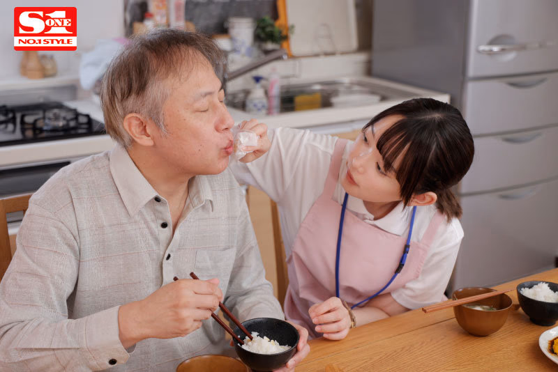 台風直撃で帰宅困難になった童顔の介護士 何度もイカされて快楽堕ちした初老との年の差性交 架乃ゆら プレビュー画像 3